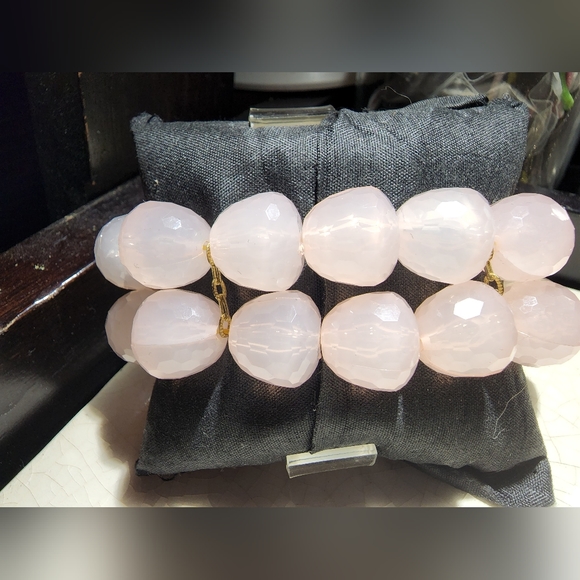 Double stacked Chunky gold flower rhinestone and pink faceted beaded bracelet - Picture 5 of 5